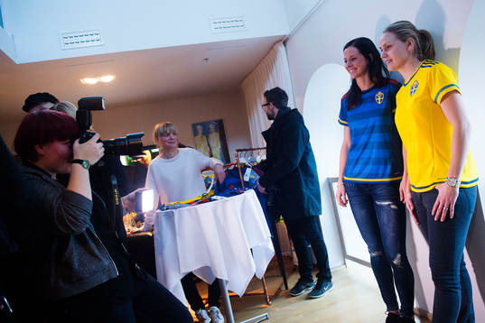 Lotta Schelin och Lisa Dahlkvist blir fotograferade