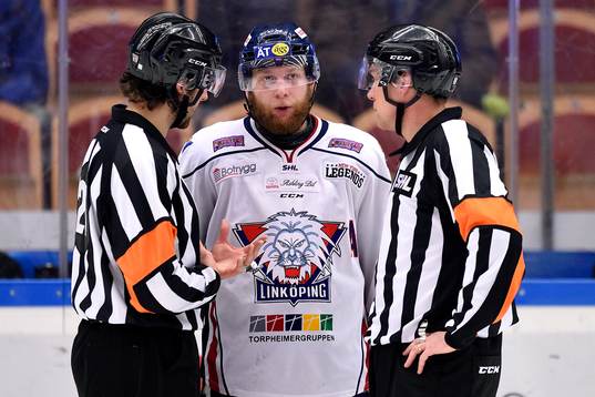 Linköpings Jonas Junland pratar med domarna Morgan
