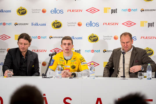Elfsborgs nyförvärv Jesper Manns med manager Magnus Haglund och klubbchef Stefan Andreasson