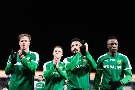 Hammarbys Jan Gunnar Solli, Viktor Nordin, Pablo Pinones-Arce och Amadaiya Rennie tackar publiken