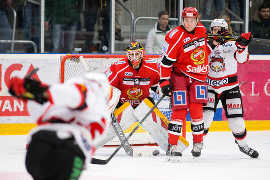 Skott från Malmös Nils Andersson mot Almtunas målvakt