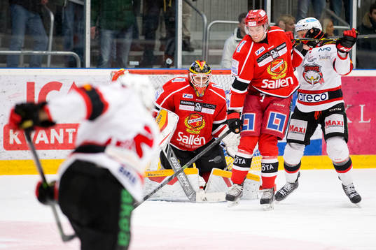 Skott från Malmös Nils Andersson mot Almtunas målvakt