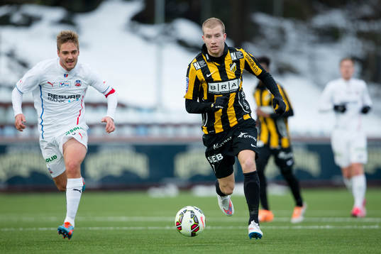 Häckens Simon Gustafson före Helsingborgs Johan Mårtensson
