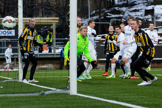 Helsingborgs Ilir Berisha nickar in det avgörande 2-1 målet bakom Häckens målvakt Peter Abrahamsson