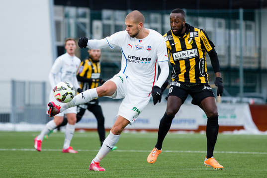 Helsingborgs Robin Simovic med Häckens Ronald Mukiibi i
