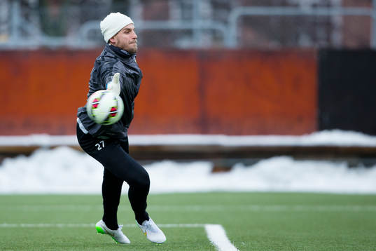 Häckens målvakt Alexander Nadj värmer upp innan träningsmatchen i fotboll mellan Häcken - Helsingborg den 31 januari 2015 i Göteborg.