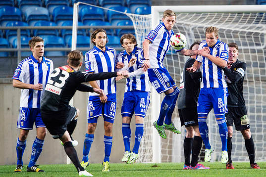 IFK Göteborgs Mikael Boman, Tom Pettersson, Karl Bohm, Sören Rieks och Gustav Engvall har ställt upp sig i en mur