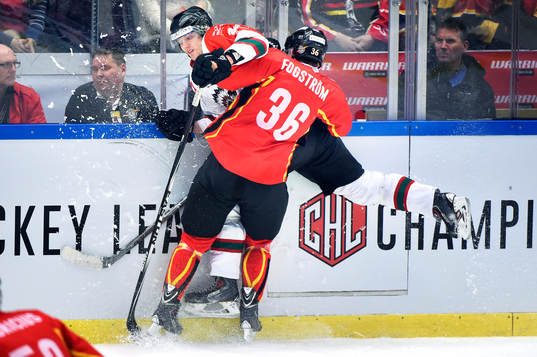 Frölundas Max Görtz tacklas av Luleås Niklas Fogström