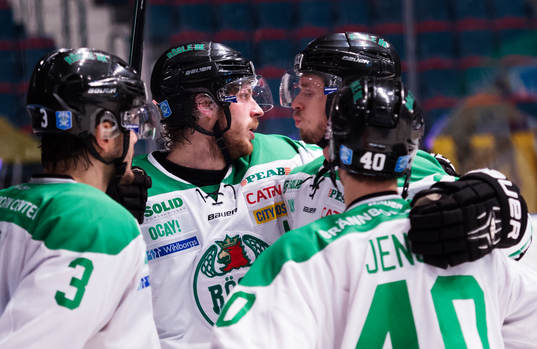 Rögles Christopher Liljewall jublar med lagkamrater