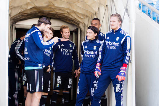 IFK Göteborgs Mattias Bjärsmyr, Gustav Engvall, Martin Johansson Zanjanchi, Patrick Dyrestam och målvakt Marcus Sandberg väntar på att få värma upp
