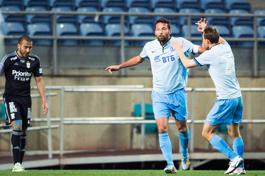  Dynamo Moskvas Kevin Kuranyi jublar efter att han har gjort 2-0