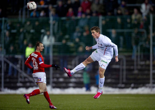 Helsingborgs Carl Johansson nickar undan framför Pär