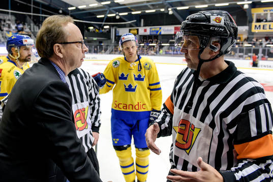 Sveriges förbundskapten Pär Mårts pratar med domaren