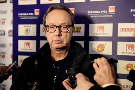 Sveriges förbundskapten Pär Mårts pratar med media