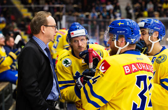 Sveriges förbundskapten Pär Mårts samtalar med Staffan