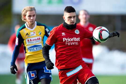 Ljungskiles Niclas Andersén jagar Utsiktens Luka Mijaljevic