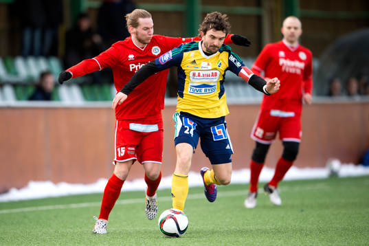Utsiktens Daniel Tidstrand i närkamp med Ljungskiles Aleksandar Kitic