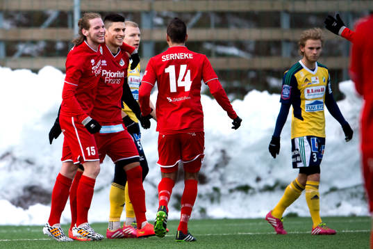 Utsiktens Daniel Tidstrand, Luka Mijaljevic och Enis Maljici jublar efter 4-0