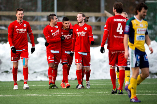 Utsiktens Anders Mogren, Enis Maljici, Luka Mijaljevic och Daniel Tidstrand jublar efter 4-0