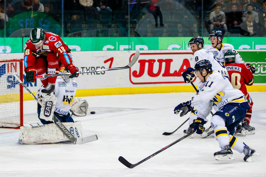 s målvakt Erik Ersberg, Frölundas Anton Blidh framför