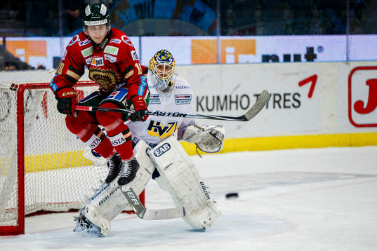 Frölundas Anton Blidh hoppar undan för pucken framför