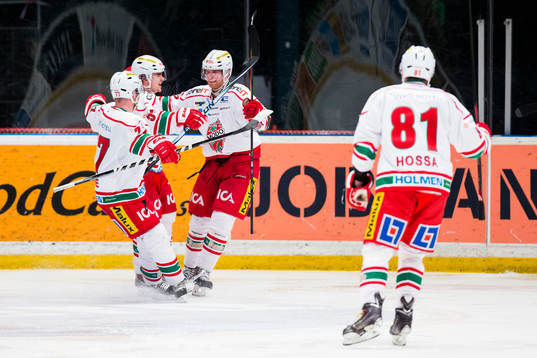 Modos Travis Roche, Emil Djuse och Joonas Nättinen jublar