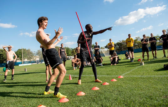 Häckens Sebastian Ohlsson och Ronald Mukiibi kastar spjut