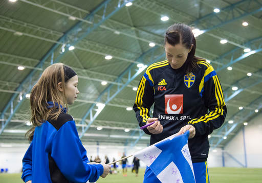 Sveriges Lotta Schelin skriver autografer
