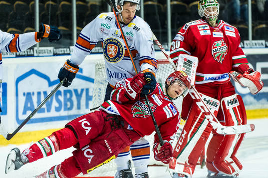 Växjös Noah Welch trycker ned Joonas Nättinen medan