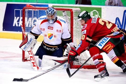 Frölundas Joel Lundqvist oroar framför Djurgårdens