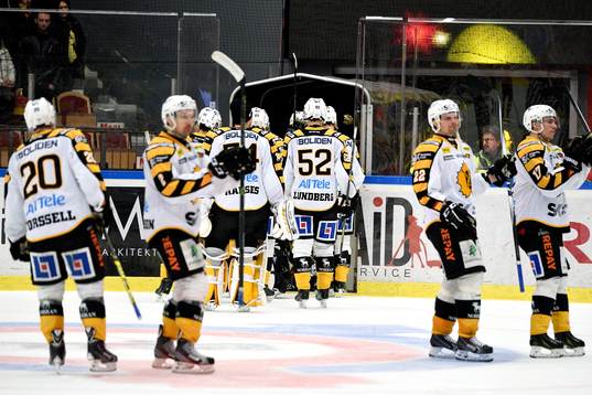 Skellefteåspelarna lämnar isen utan att tacka Luleå för