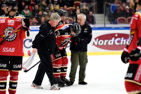 Luleås Per Ledin får hjälp att ta sig av isen