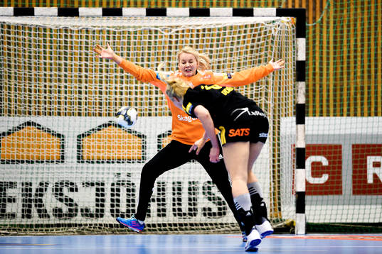 Sävehofs Ida Odén och Larviks målvakt Sandra Toft