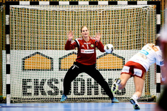 Sävehofs målvakt Johanna Bundsen räddar en straff