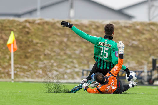 Varbergs Ajsel Kujovic blir fälld av Halmias målvakt Vladimir Lukic