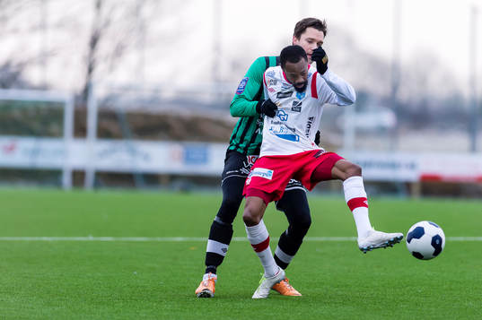 Varbergs Peter Nyström och Halmias Kevin Amuneke