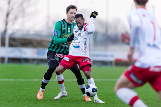 Varbergs Peter Nyström och Halmias Kevin Amuneke