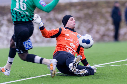 Halmias målvakt Vladimir Lukic räddar när Varbergs Nsima Peter kommer fri