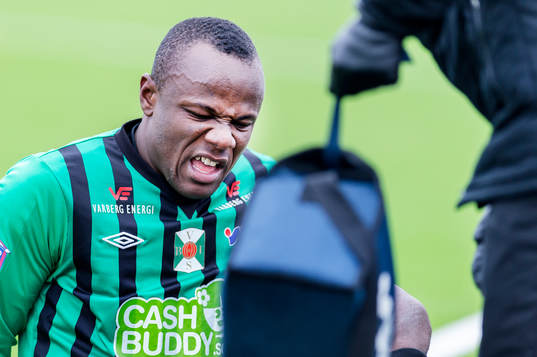 Varbergs Nsima Peter blir omlindad och får kliva av