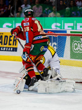Frölundas Anton Blidh skymmer Brynäs målvakt Bernhard