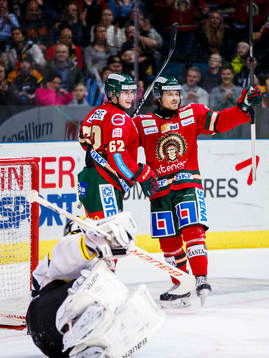 Frölundas Artturi Lehkonen och Mats Rosseli Olsen jublar