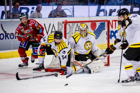 Frölundas Ryan Lasch och Brynäs Tomas Slovak i kamp om