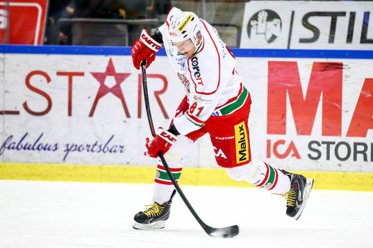 MoDos Marcel Hossa skjuter ett skott