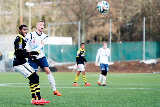 s Henok Goitom och Gefles Robin Nilsson i en närkamp