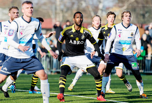 s Henok Goitom och Sauli Väisänen på en hörna under träningsmatchen i fotboll mellan AIK och Gefle den 14 februari 2015 i Stockholm.