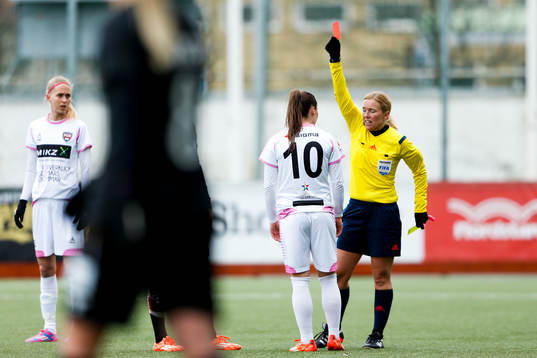 Rosengårds Ramona Bachman får rött kort