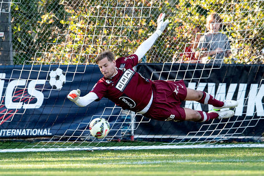 Häckens målvakt Alexander Nadj räddar en straff