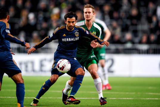 LA Galaxys Adis Husidić och Hammarbys Måns Söderqvist