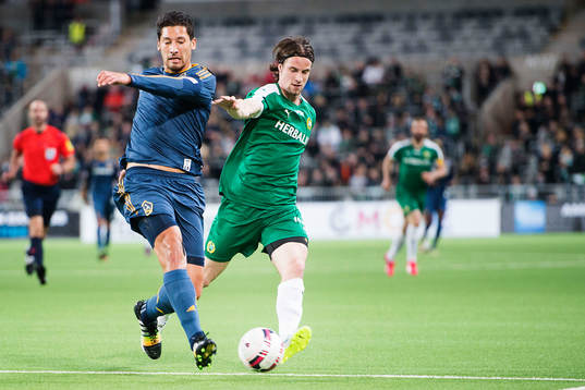 LA Galaxys Omar Gonzalez och Hammarbys Linus Hallenius