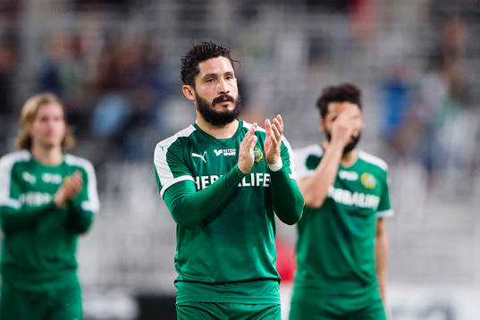 Hammarbys Pablo Pinones-Arce tackar publiken
